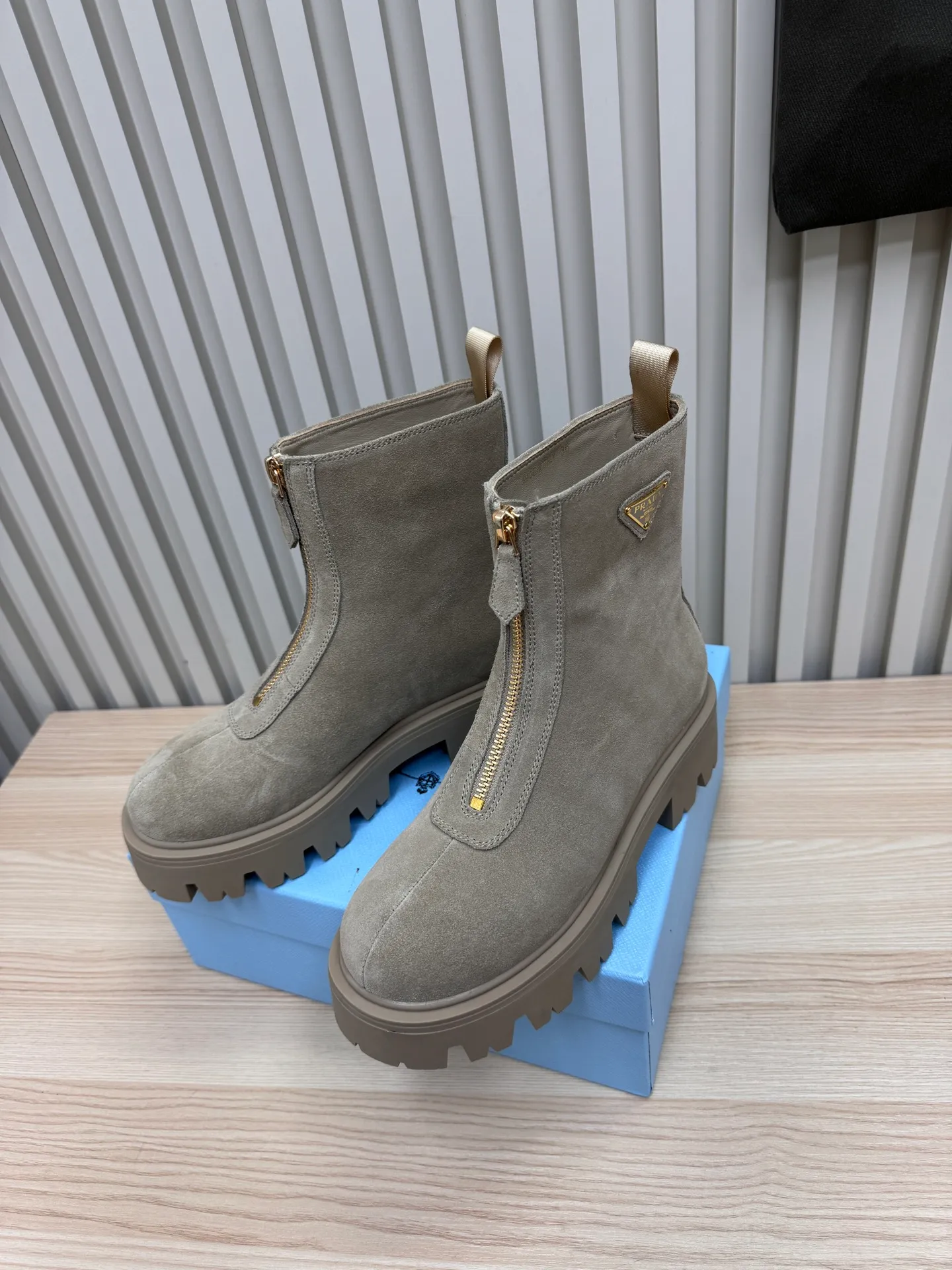 👟👟Ex-factory price 680👟👟 Prada / Prada couple's Martin boots are here, comfortable and elegant to wear. The original molded outsole of the counter is 1:1 replica. It is made of non-slip and wear-resistant imported TPU tin mold vacuum outsole. Tank-shaped thick sole. Fabric: imported anti-explosion cowhide. Lining: imported mixed sheepskin lining. Sheepskin foot pads. Outsole: tin molded beef tendon sole. Code number: 35-41 (42 customized)